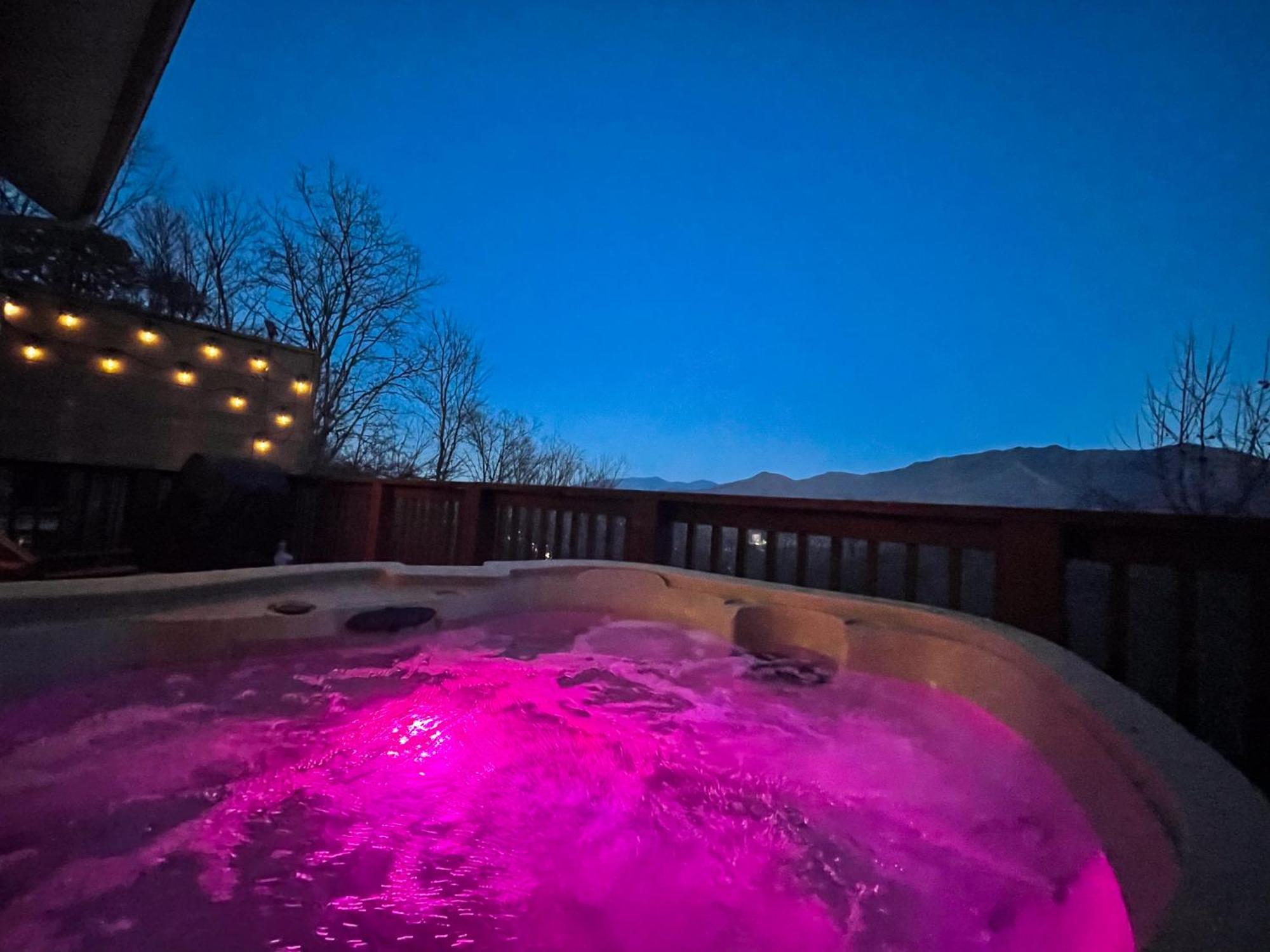 Heavenly View - Bear Themed Cabin, Hottub, Dog-Friendly, Near גטלינבורג מראה חיצוני תמונה