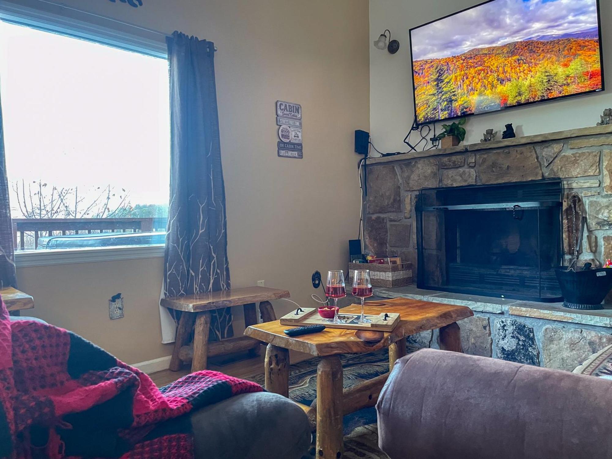 Heavenly View - Bear Themed Cabin, Hottub, Dog-Friendly, Near גטלינבורג מראה חיצוני תמונה