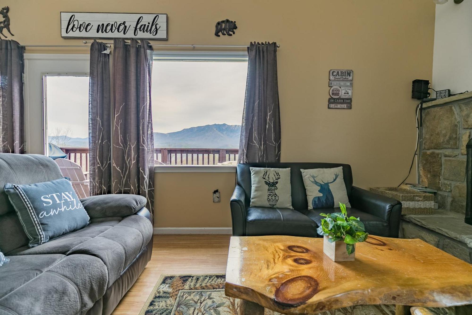 Heavenly View - Bear Themed Cabin, Hottub, Dog-Friendly, Near גטלינבורג מראה חיצוני תמונה